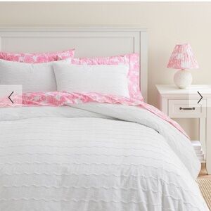 Lilly Pulitzer/PBteen TwinXL White Duvet Cover in Mini Pom Waves
